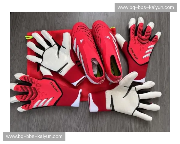 足球手套:守护每一次扑救,让你成为球场上的不败盾牌 足球手套:守护每一次扑救,让你成为球场上的不败盾牌